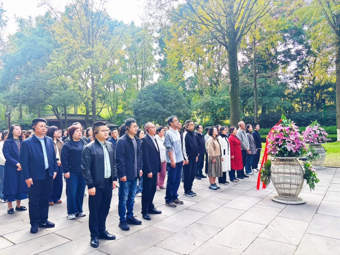 1762132012895083957.jpg 33ef4674566208bc63a6bf8024399afc.jpg