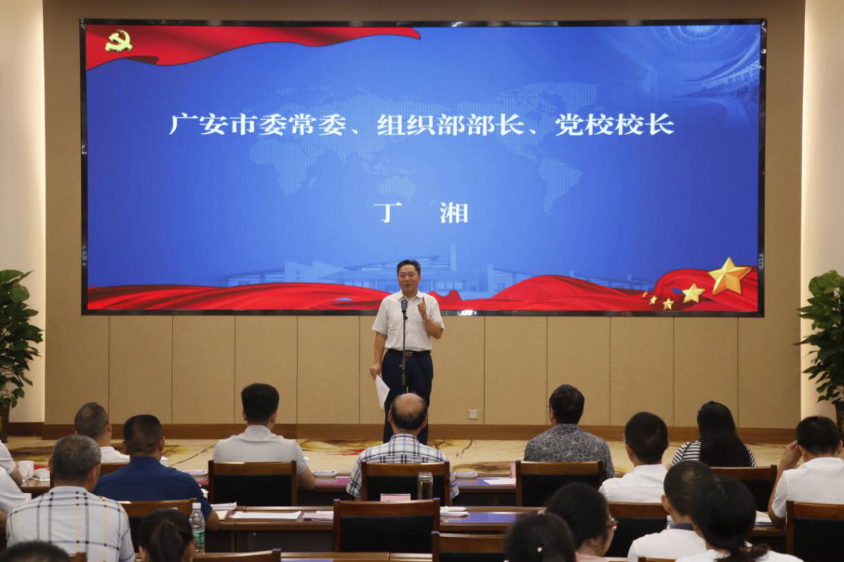 市委常委,组织部部长,党校校长丁湘等领导为获奖选手颁发获奖证书,并