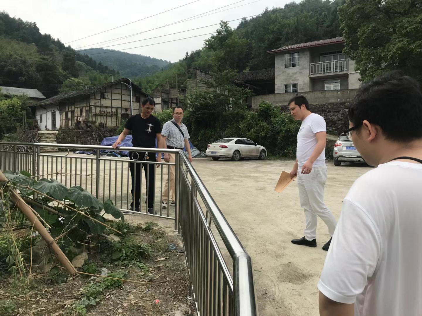 党校承办黎家镇高峰场村安全护栏工程.jpg