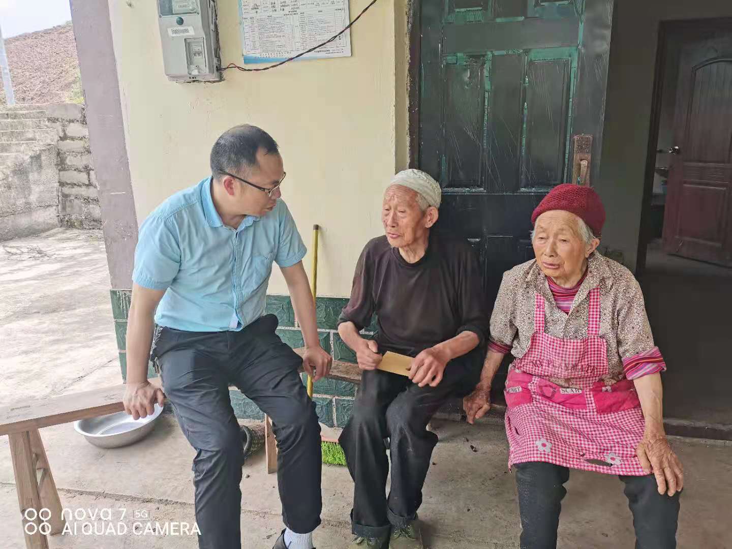 邻水党校慰问城南镇罄明村困难群众.jpg